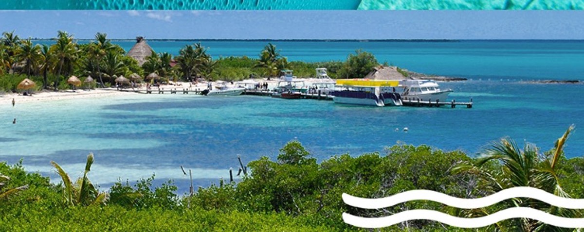 Vista aérea de Isla Contoy con muelle y lancha